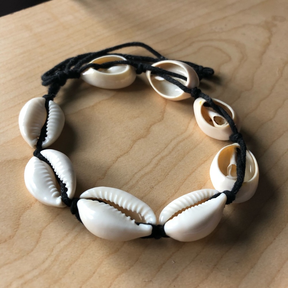 (FREE over $15) Seashell tie bracelet